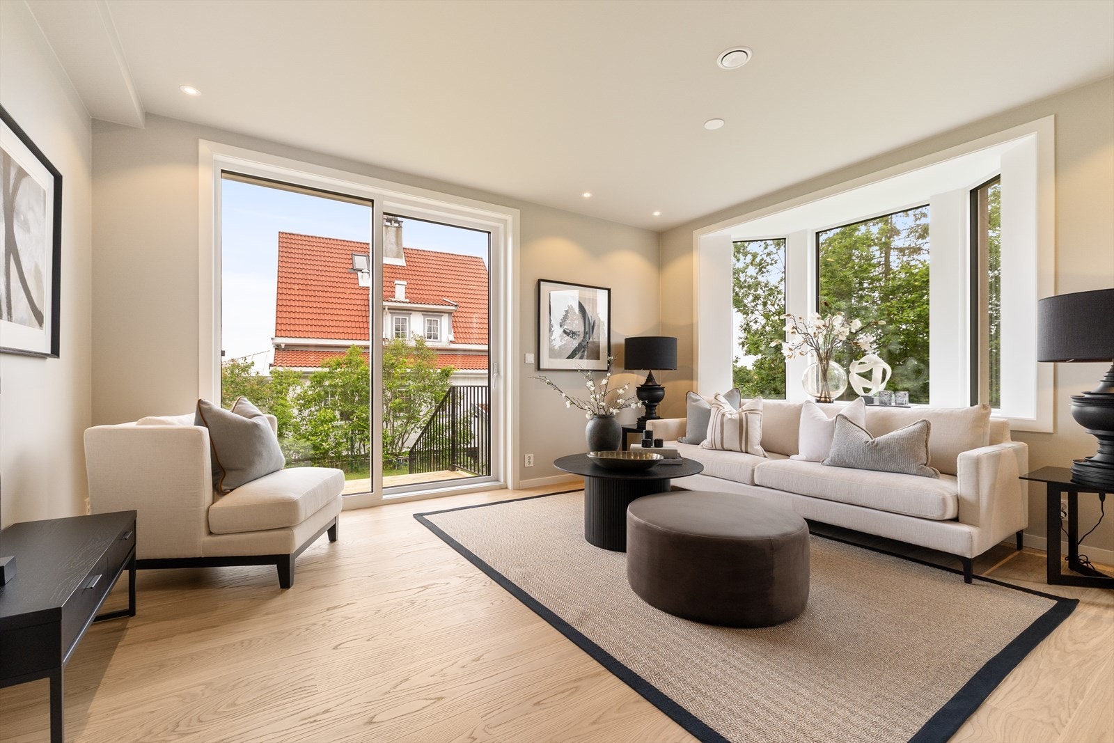 Her er det god plass til både sofagruppe og spiseavdeling, noe som gjør rommet perfekt for både hverdagsliv og sosiale sammenkomster Galleribilde