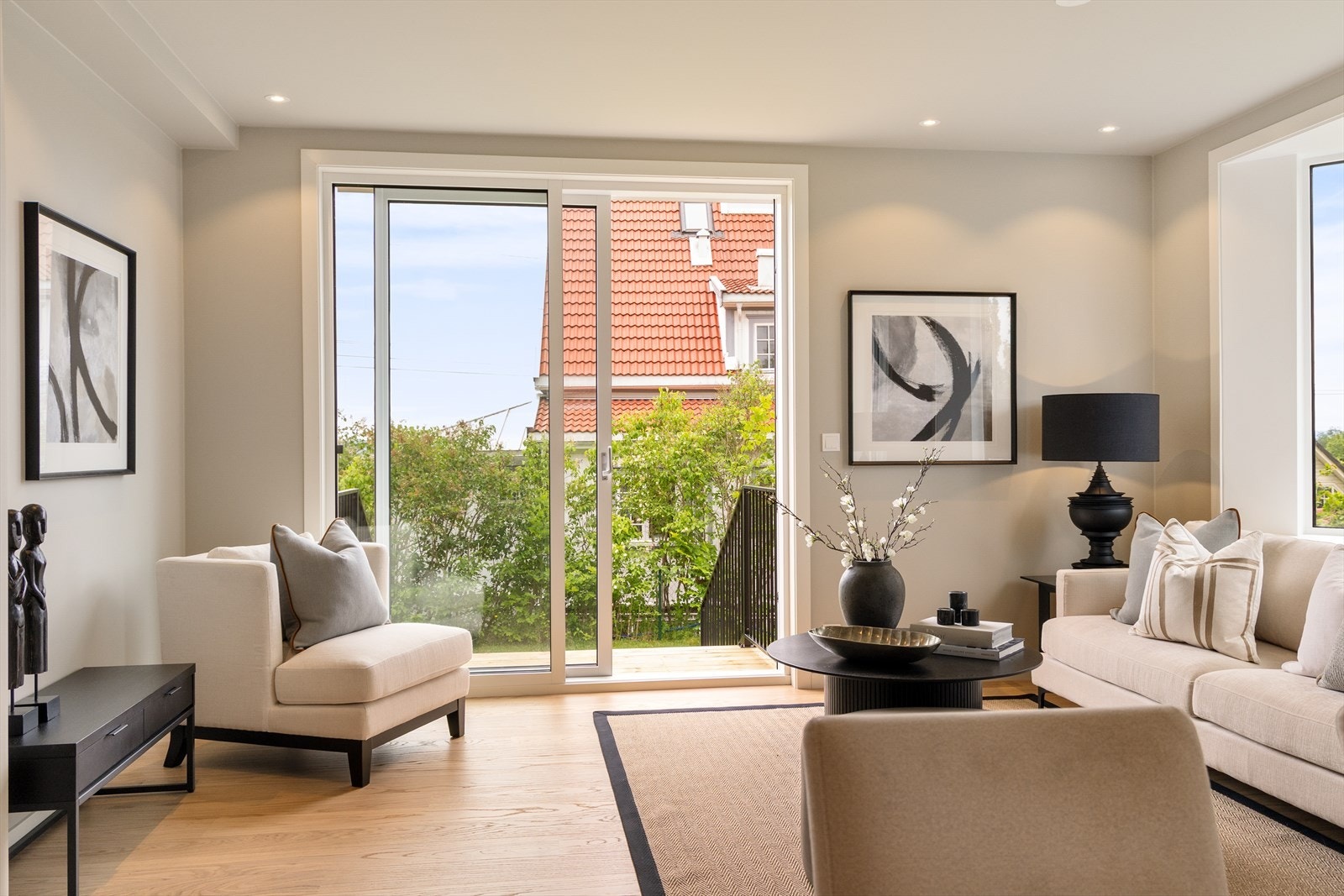 Fra stuen er det direkte adkomst til en lekker hage med mange muligheter Galleribilde