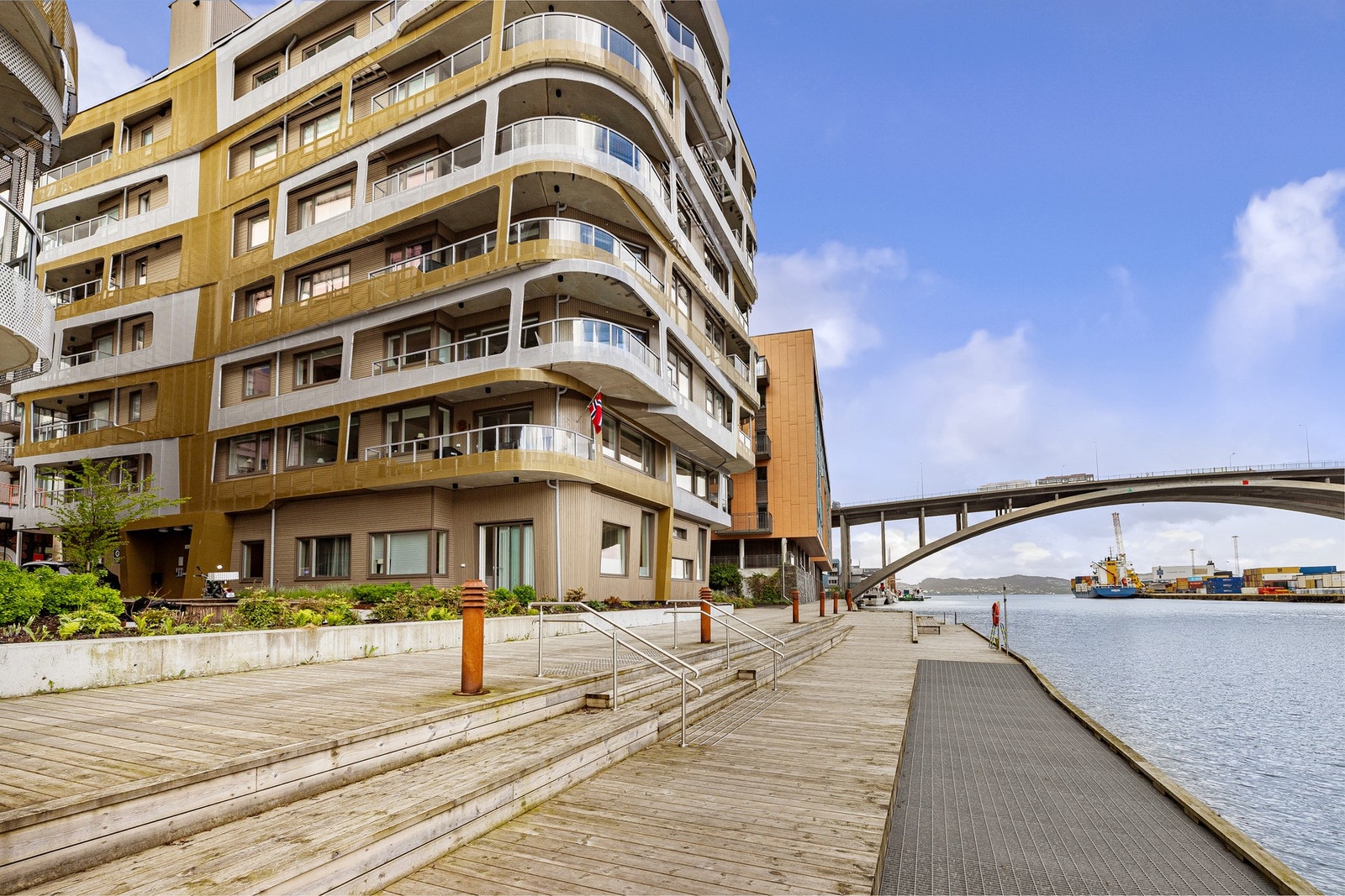 Her er det etablert nye promenader langs sundet. Galleribilde