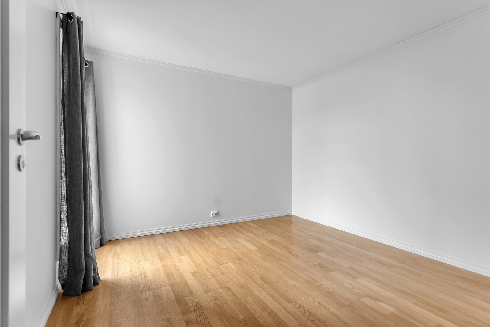 Romslig soverom med god plass til dobbeltseng. Garderobeskap. Galleribilde