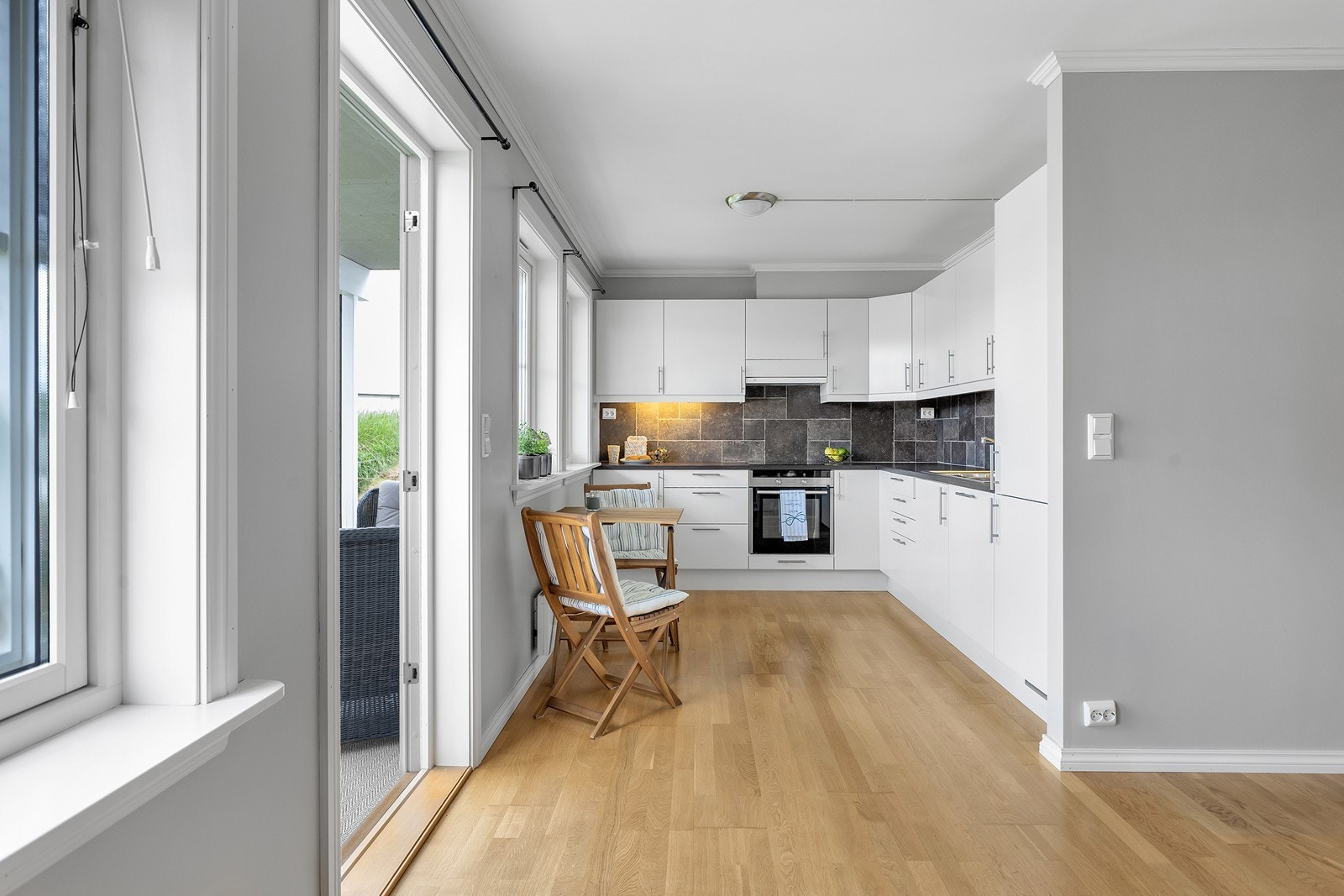 Plass for spisebord på kjøkkenet. Galleribilde