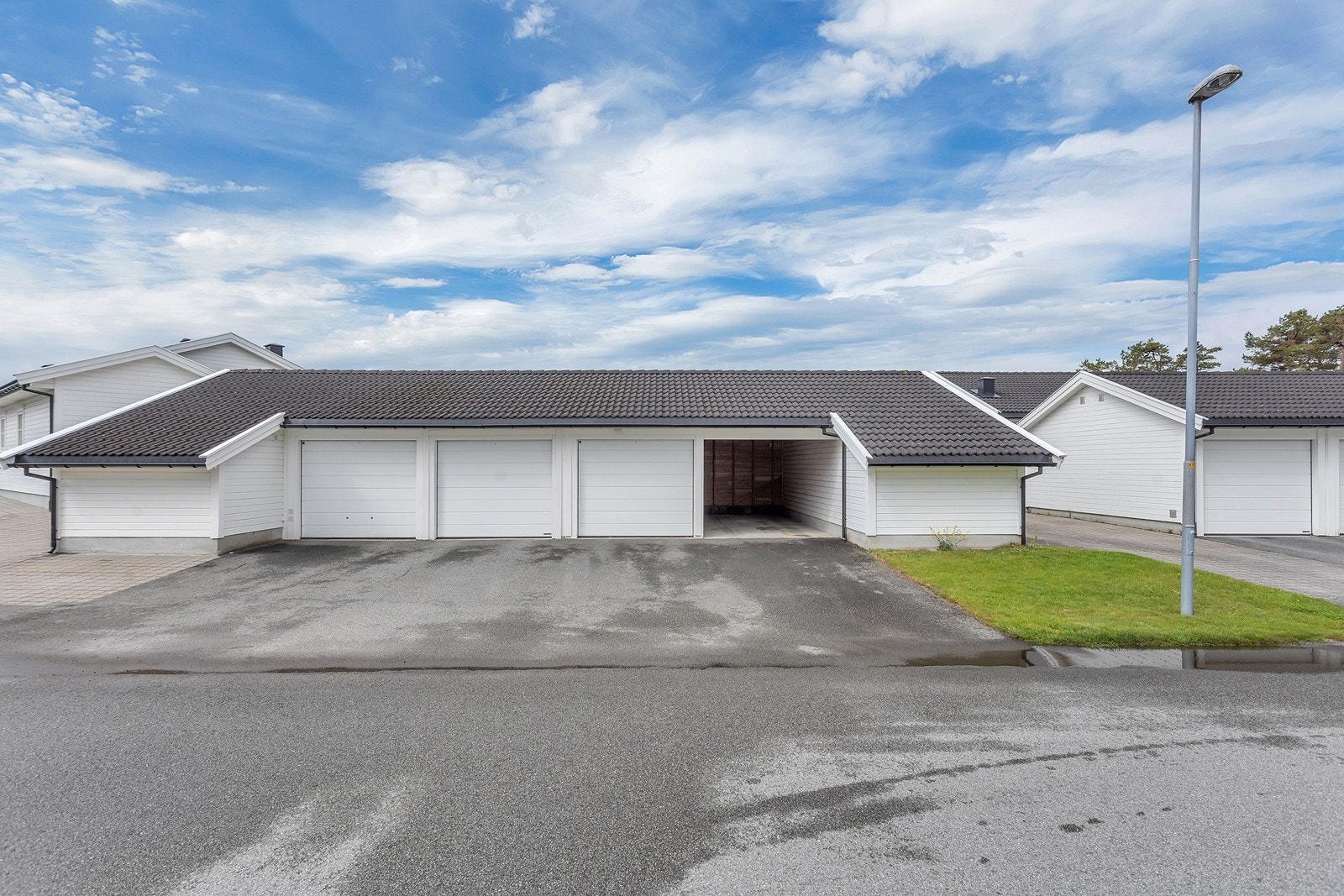 Boligen har også carport i rekke. Galleribilde