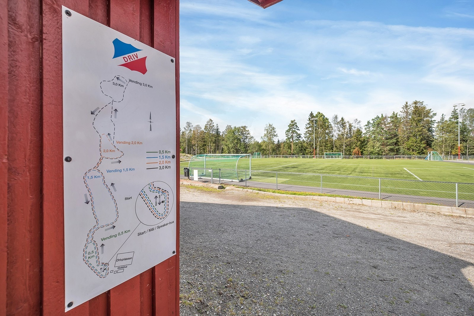 Drivplassen med kortavstand fra boligen med fotballbane og lysløype Galleribilde
