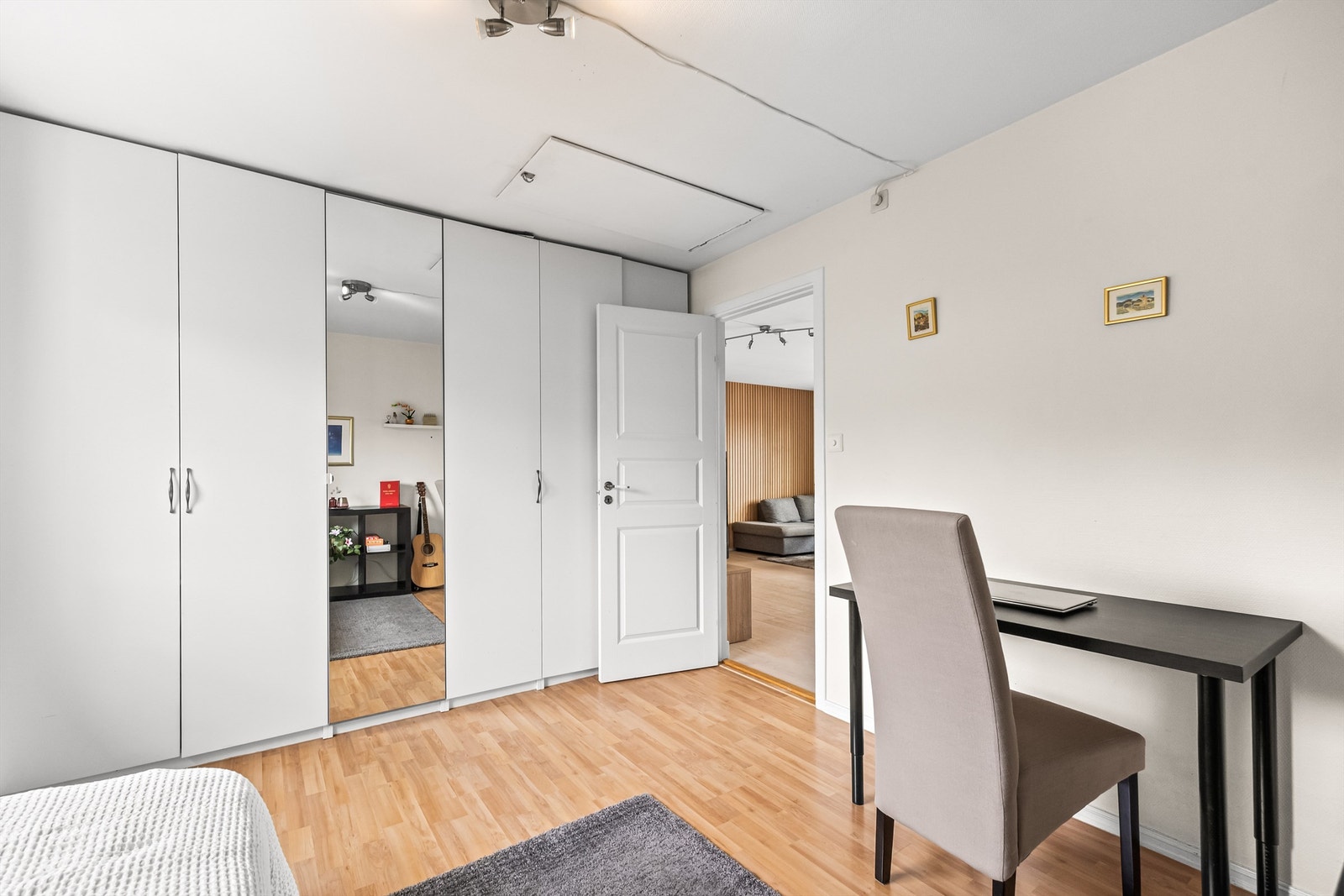 Soverom 4 - plassbygget garderobeskap - adkomst til loft Galleribilde