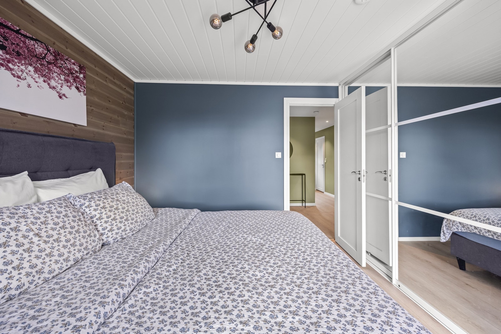 Soverom 2 - skyvedørsgarderobe med speil Galleribilde