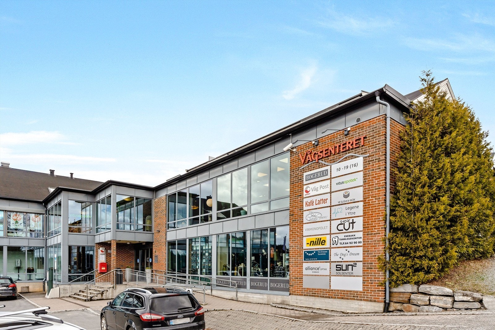 Vågsenteret med flere butikker, posten, frisør, tannlege, treningssenter, vinmonopolet og kafé Galleribilde