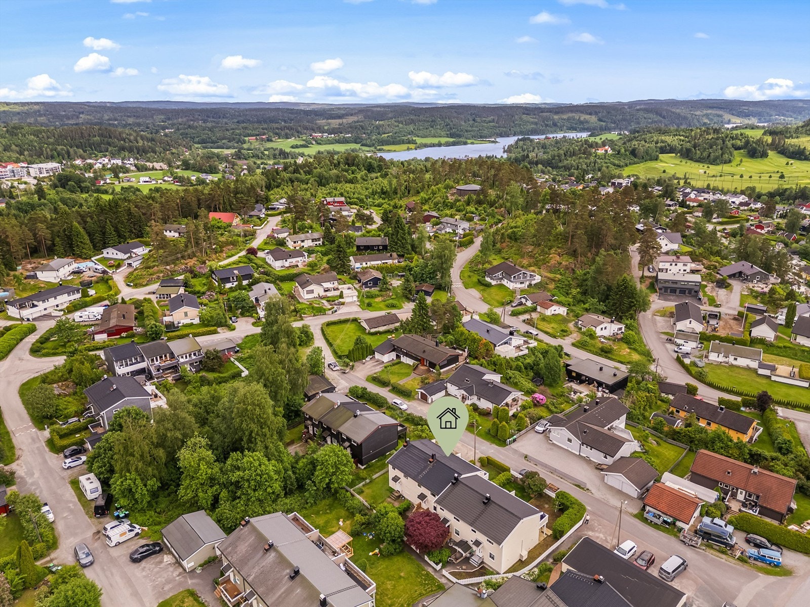Ca. 10 min gang til bus med gode forbindelser til Oslo, Ski og Lillestrøm Galleribilde
