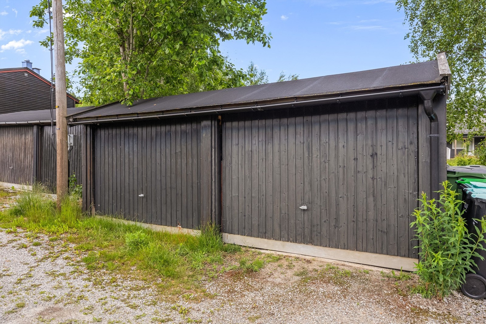 Garasje - boligen har en garasjeplass i felles rekke med plass til en bil Galleribilde
