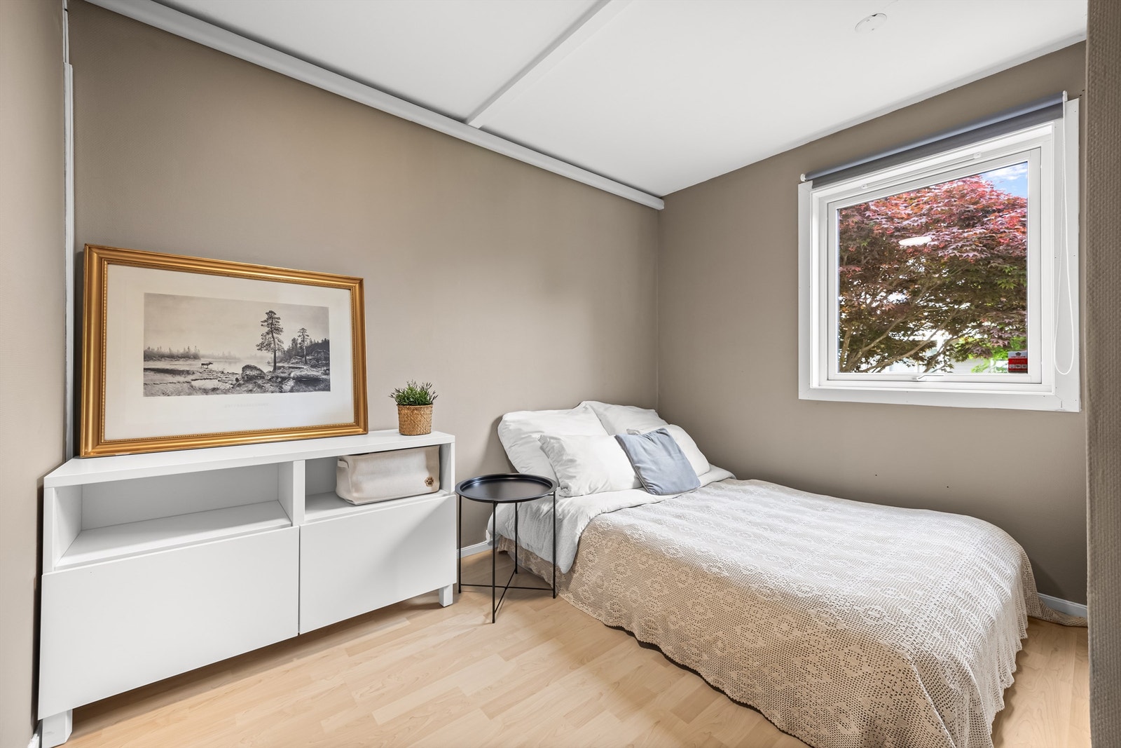 Soverom 3 - stort soverom med god størrelse og god plass til dobbeltseng Galleribilde