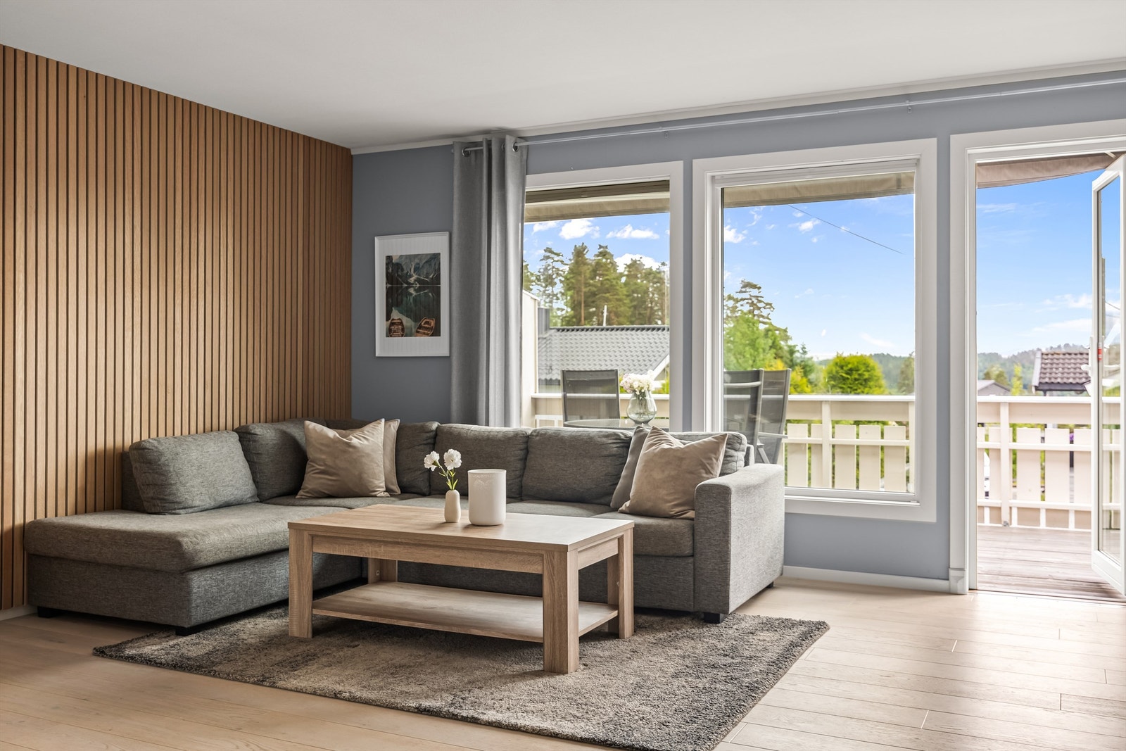 Stue - store vindusflater som bidrar godt med naturlig lysinnslipp Galleribilde
