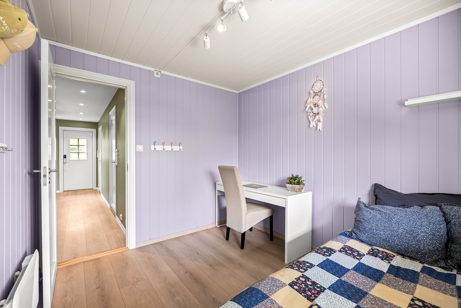 Soverom 1 - plassbygget garderobeløsning Galleribilde