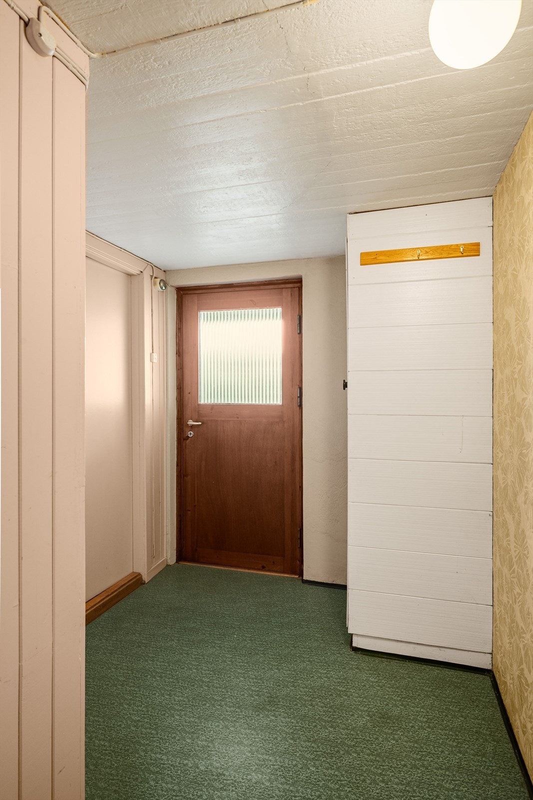 Det er egen inngang fra bakkeplan til sokkeletasjen. Galleribilde