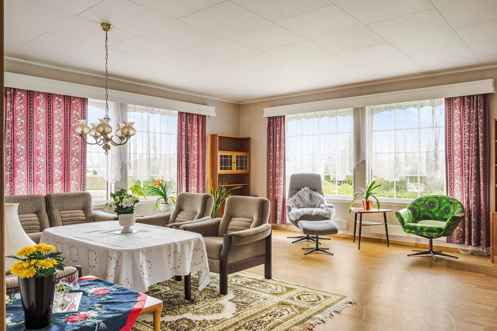 Dette er en stor og innholdsrik enebolig med alle boligens oppholdsrom i 1. etasje og en full sokkeletasje med egen inngang. Galleribilde