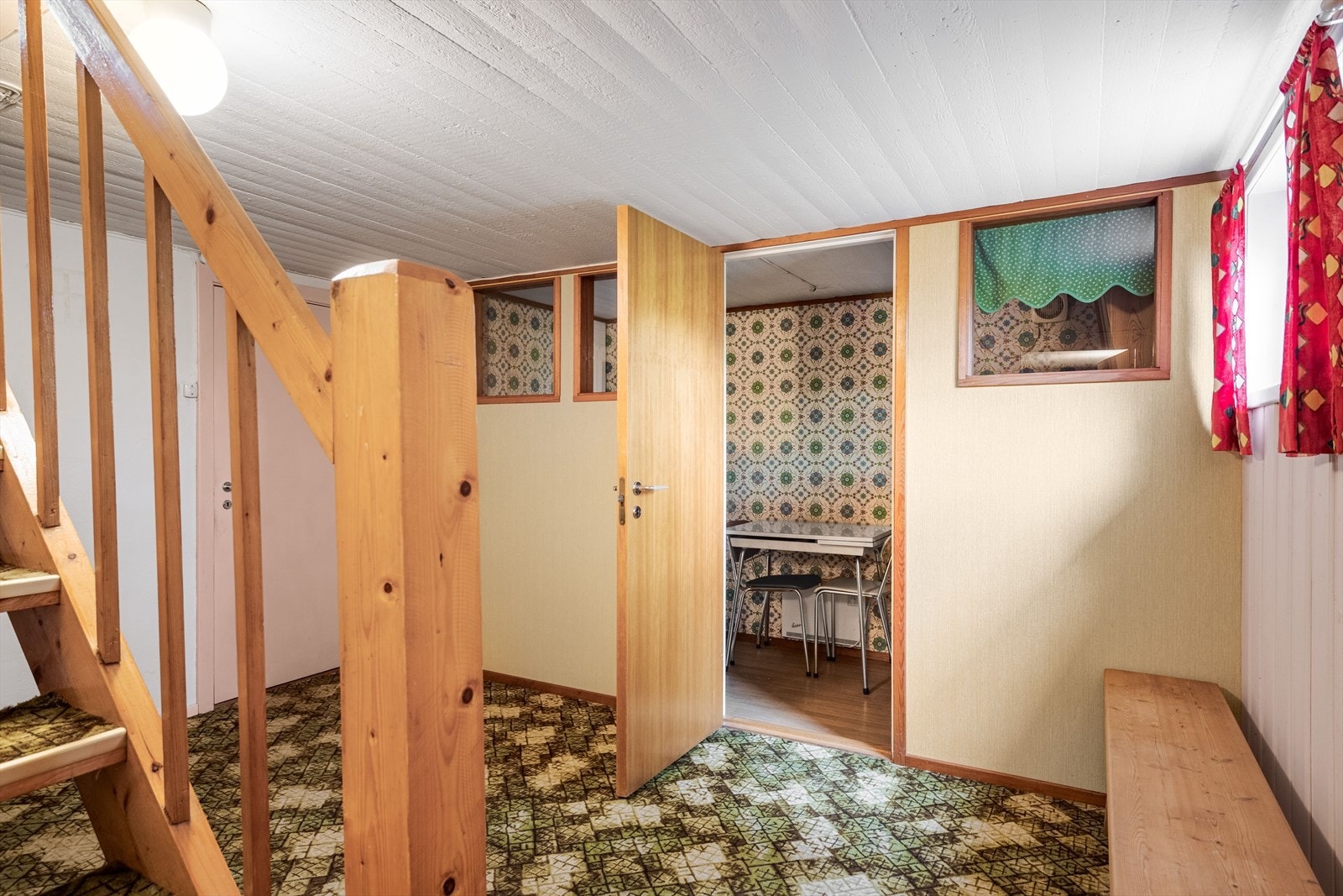 Sokkeletasje med flere rom. Galleribilde