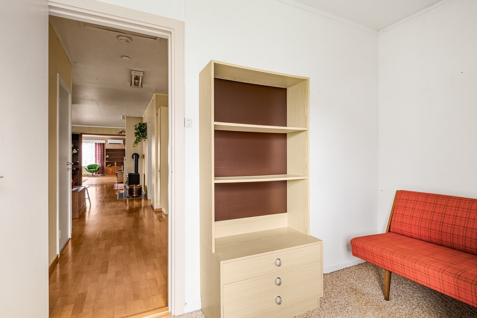 Her er det lysmalte vegger og vegg til vegg teppe på gulvet. Galleribilde