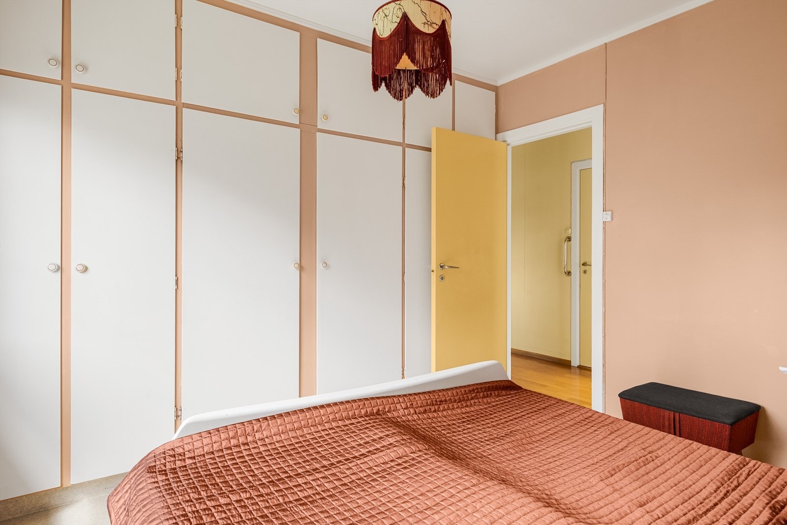 Dette er hovedsoverommet hvor det er godt med plassbygde garderobeskap. Galleribilde