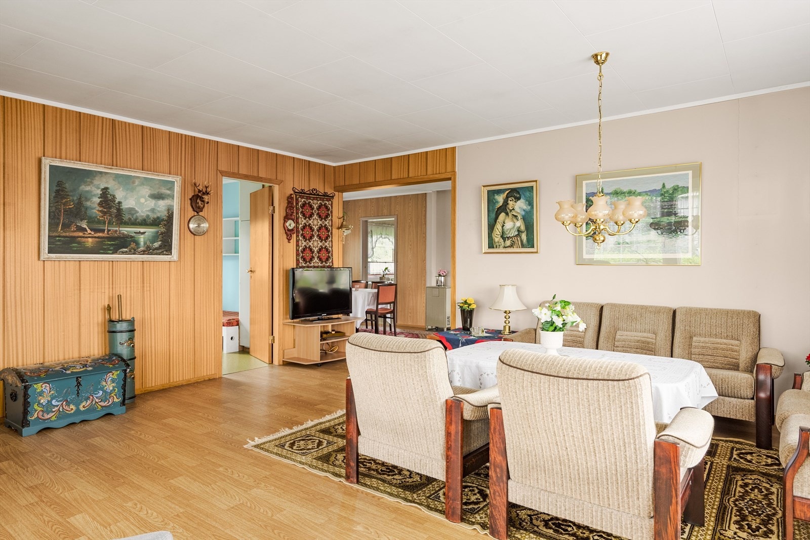 Rommet er en del av et tilbygg og har adkomst til to av soverommene. Galleribilde