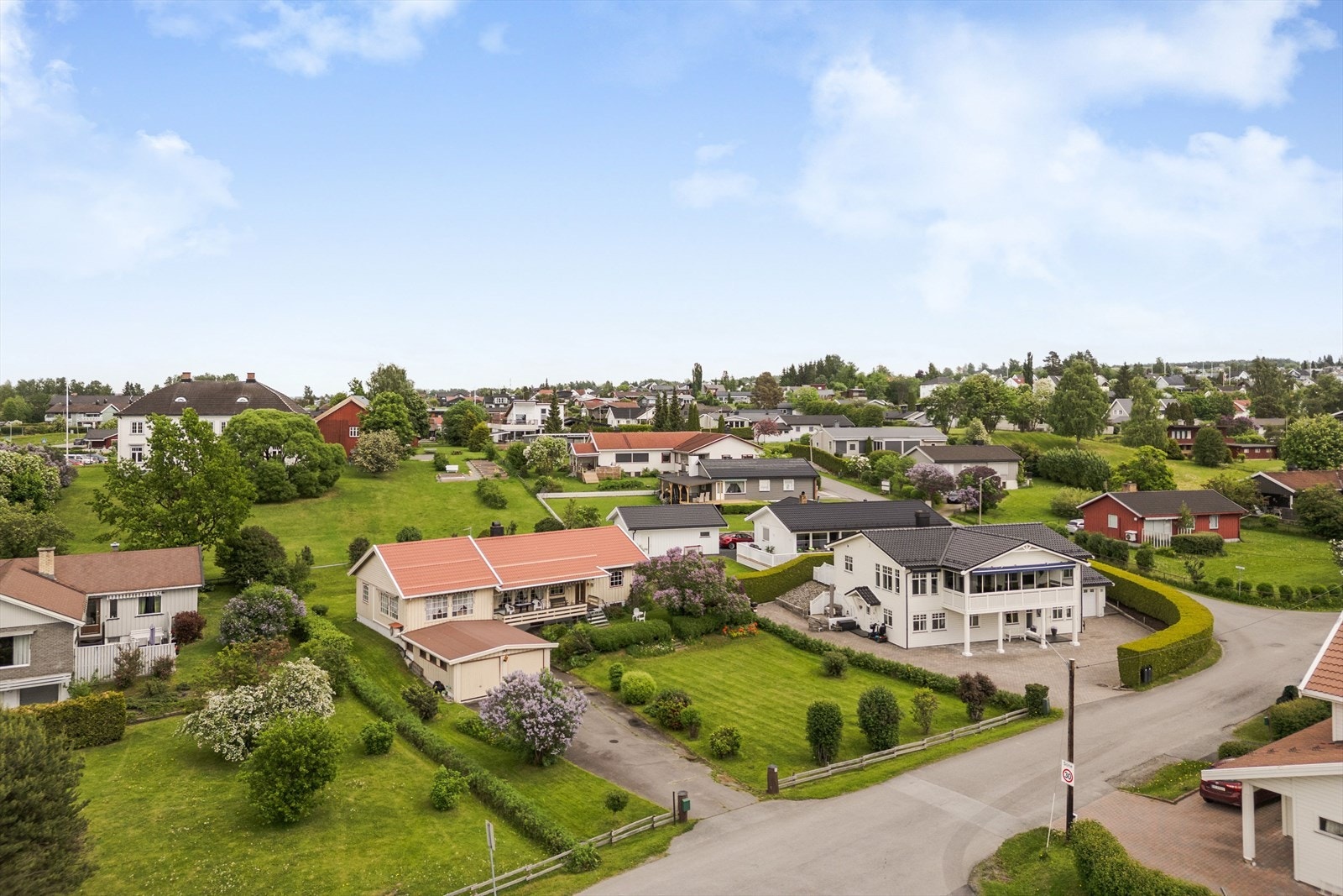 Fra eiendommen er det kort vei til både barnehager, skoler, butikker og bussforbindelse som tar deg enkelt til både Hamar og Stange. Galleribilde