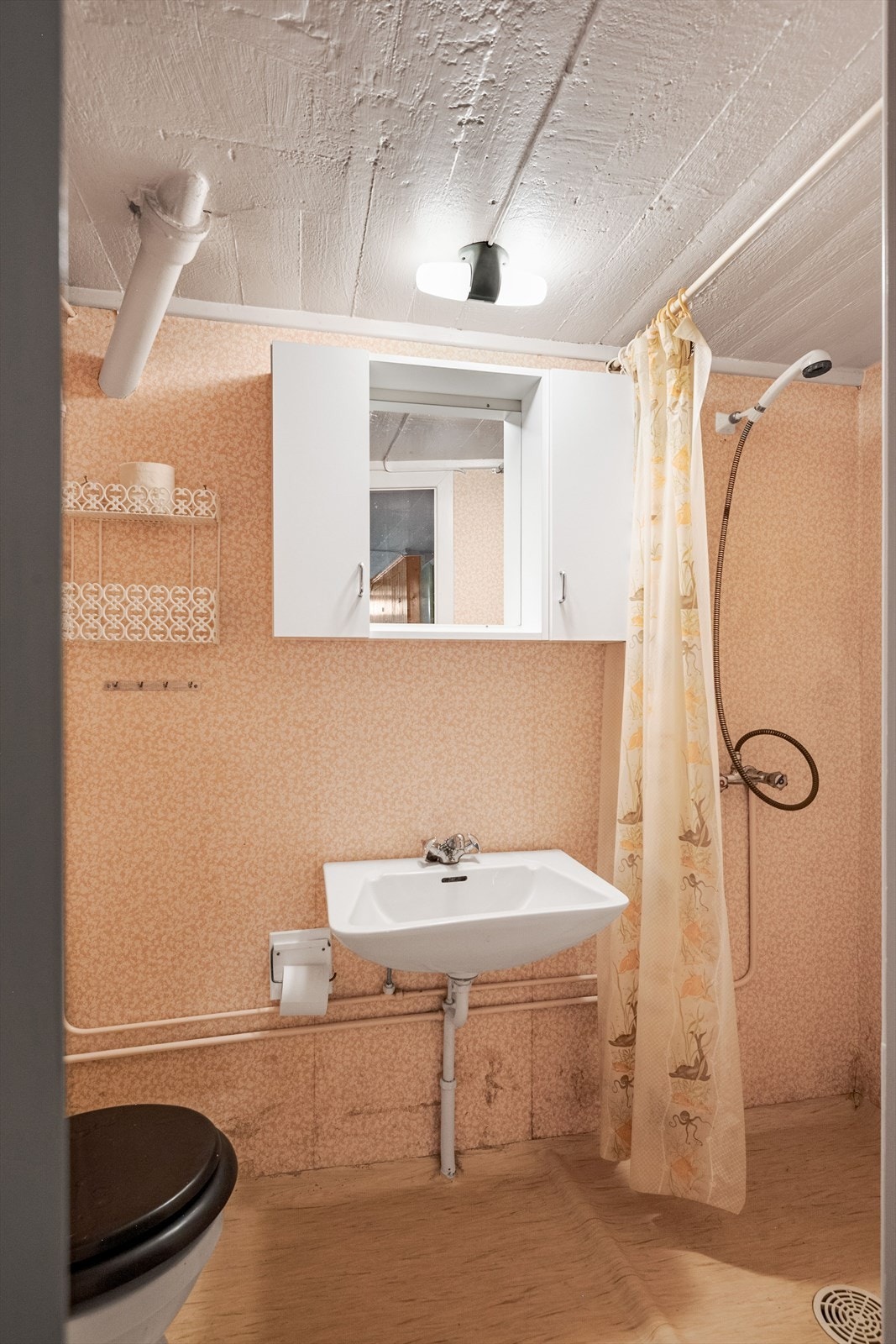 Eldre, enkelt bad i sokkeletasjen. Badet er ikke egnet for bruk slik det står i dag og har behov for oppgradering. Galleribilde