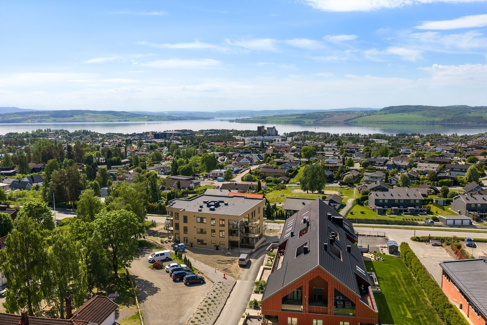 Oversiktsbilde- Leiligheten ligger i bygget til venstre i bildet vendt mot Mjøsa. Galleribilde