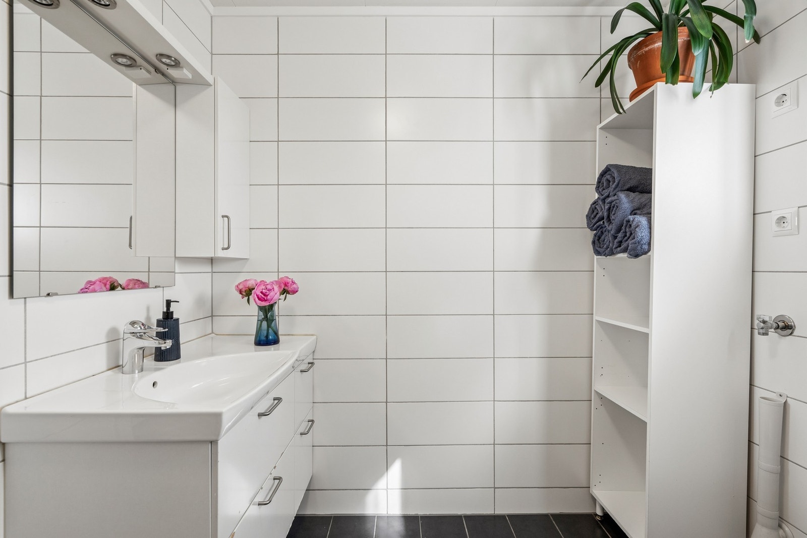 Badet i 1. etasje har flislagte overflater og elektriske varmekabler i gulvet. Galleribilde