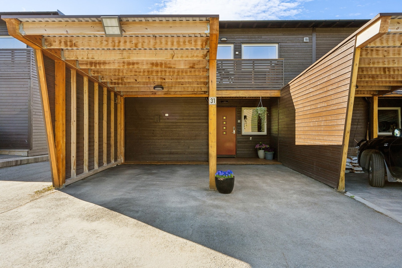 Carport og en parkering ved siden av Galleribilde