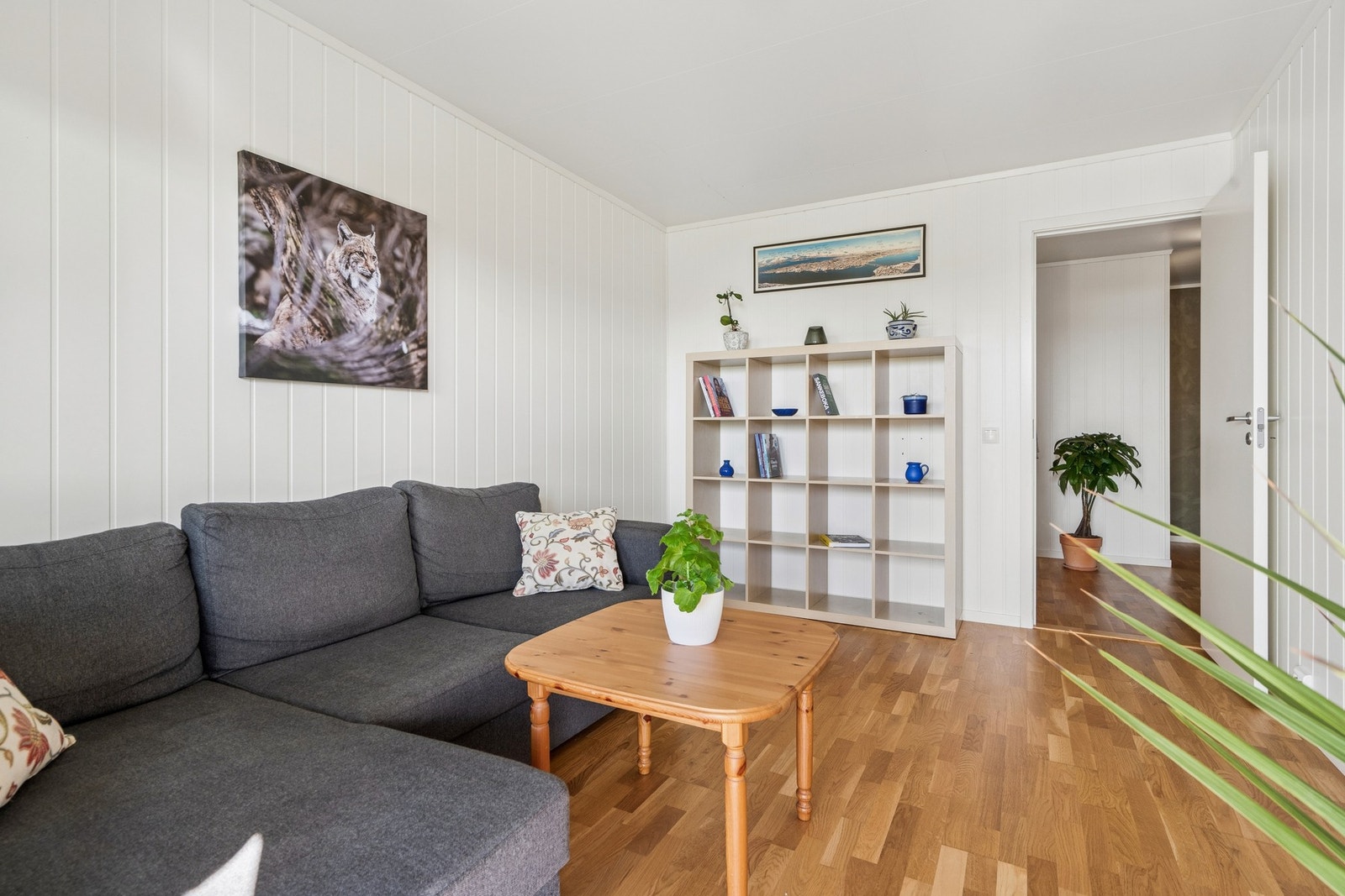 Sokkeletasjen inneholder to innredede rom som i dag benyttes som soverom. Galleribilde