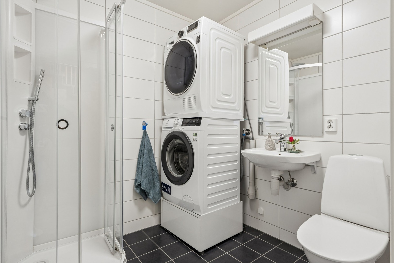 Badet i sokkeletasjen har også fliser, gulvvarme og opplegg for vaskemaskin. Galleribilde