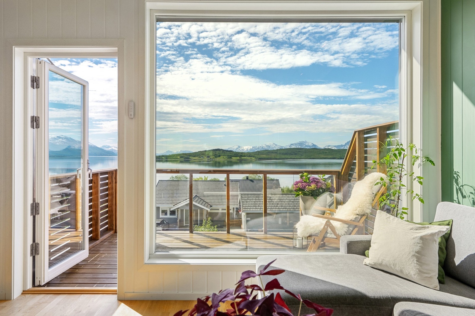 Fra stuen er det direkte utgang til en sørvendt terrasse med glassrekkverk. Galleribilde