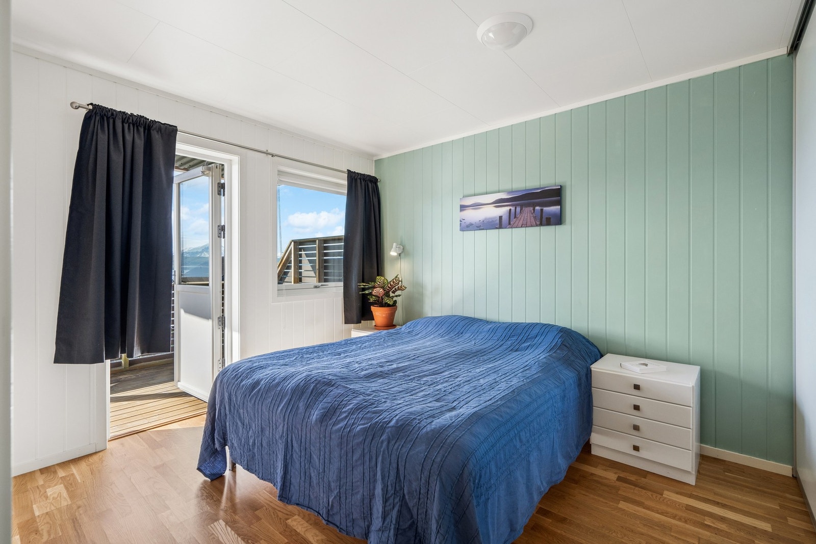 Ett av soverommene i 1. etasje har utgang til en egen sørvendt terrasse. Galleribilde