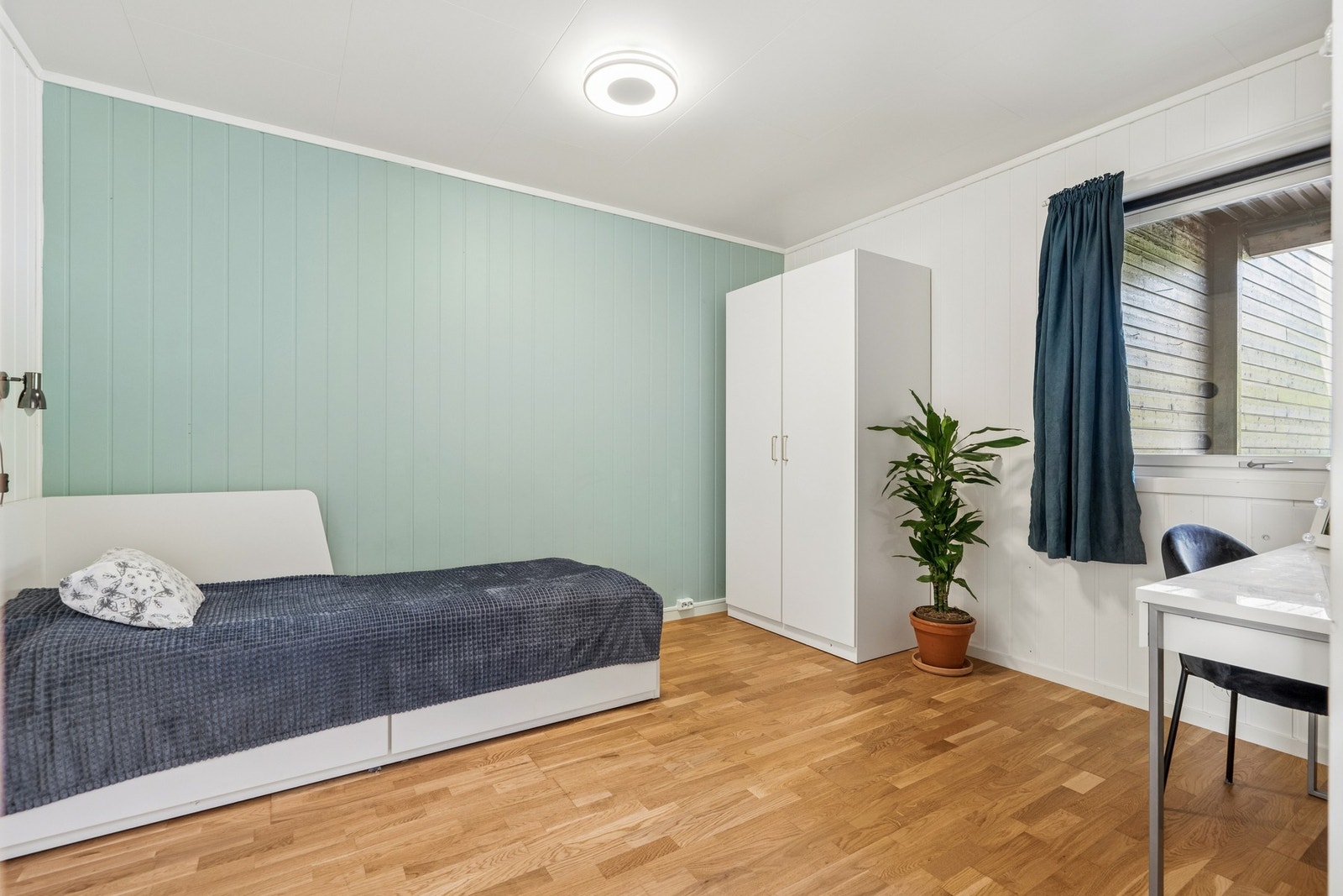 Begge rommene i sokkeletasjen har parkett på gulv og malte overflater. Galleribilde