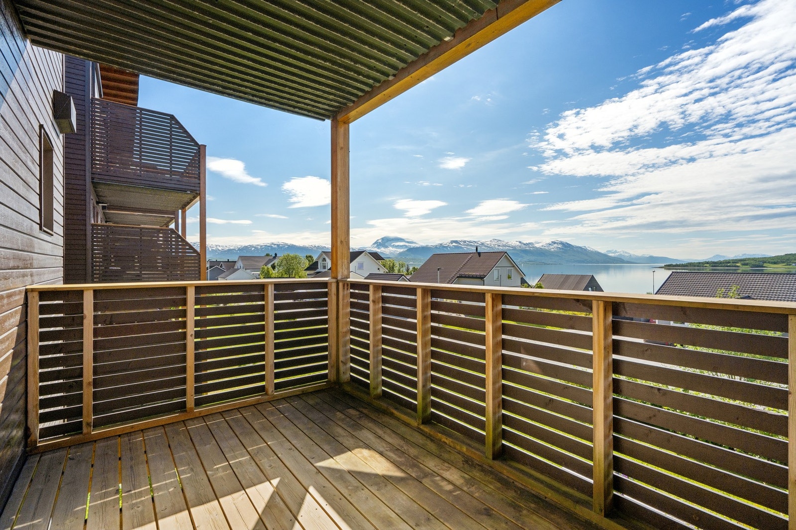 Terrassen i 1. etasje har malt, liggende rekkverk. Galleribilde