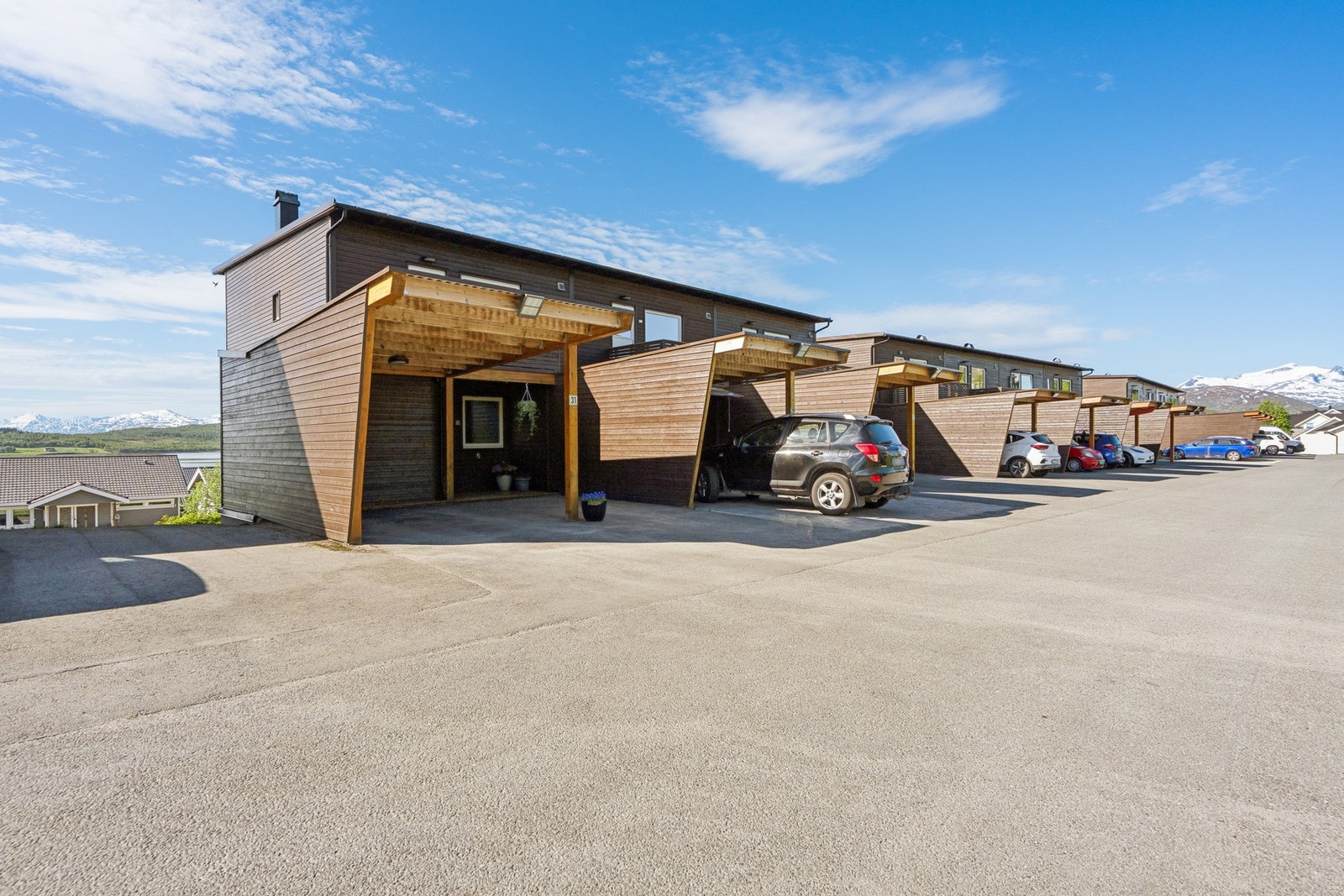 Eiendommen har parkering i egen carport og en praktisk utebod. Galleribilde