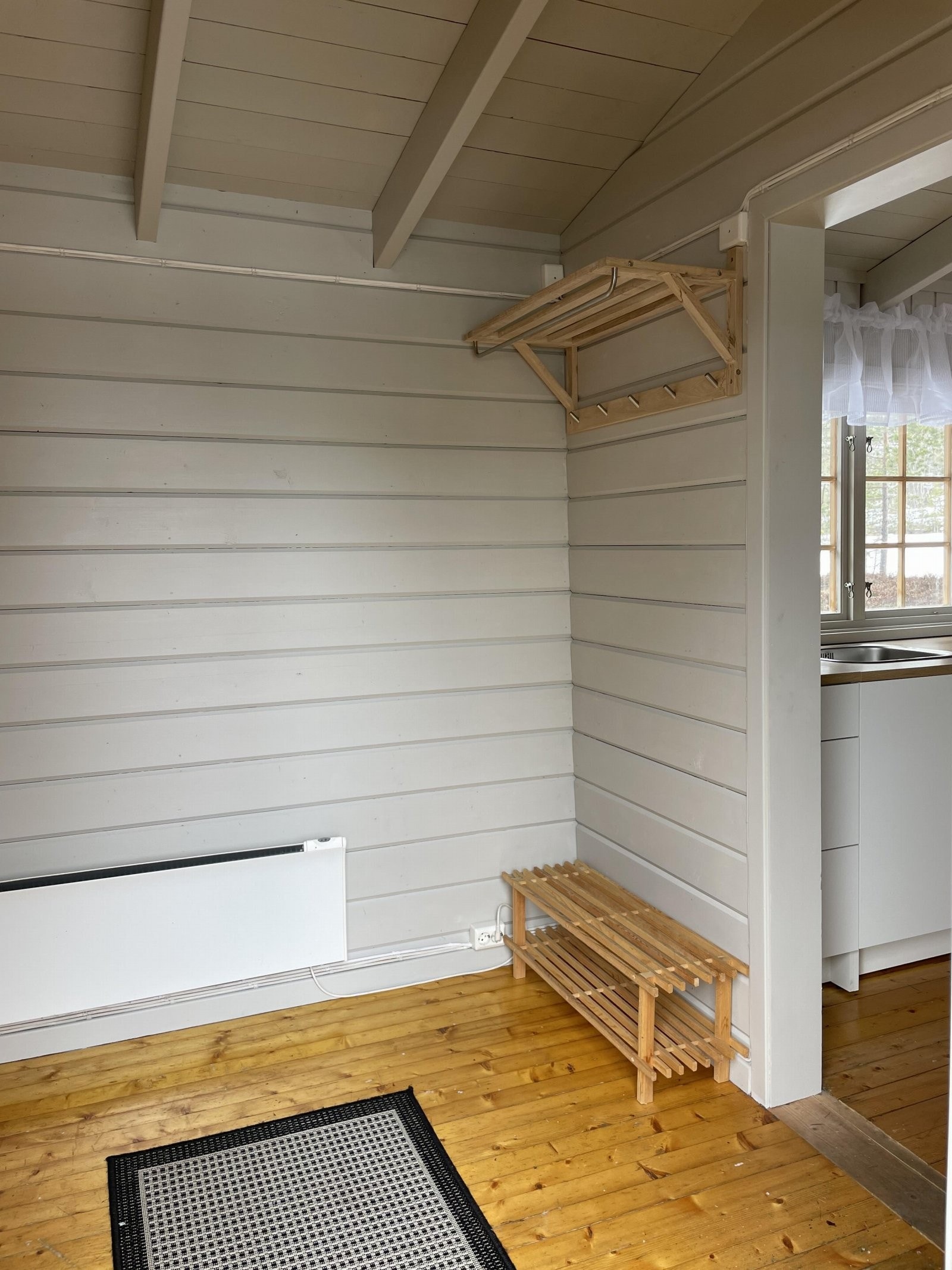 Inn i entreen med god plass til yttertøy, og adkomst til toalettrom og bod Galleribilde