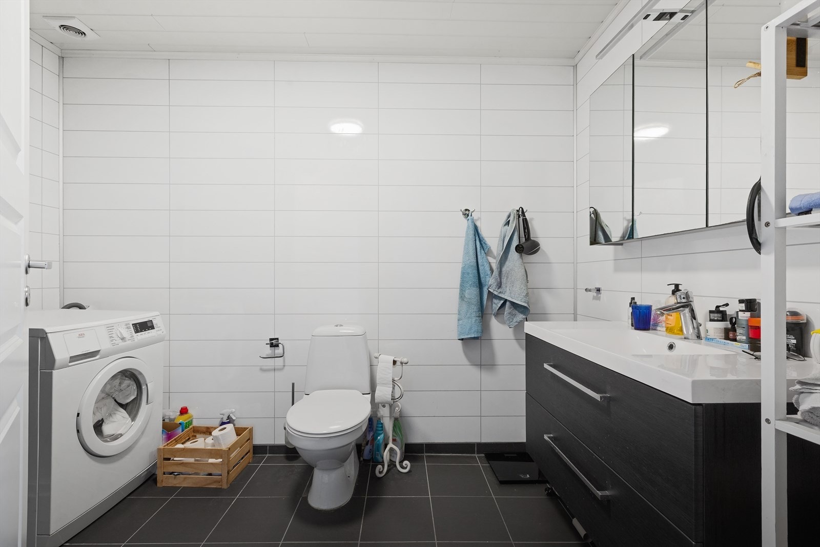 Badet i utleiedelen ble pusset opp i 2015 og har elektrisk gulvvarme, våtromsplater på veggene og opplegg for vaskemaskin. Galleribilde