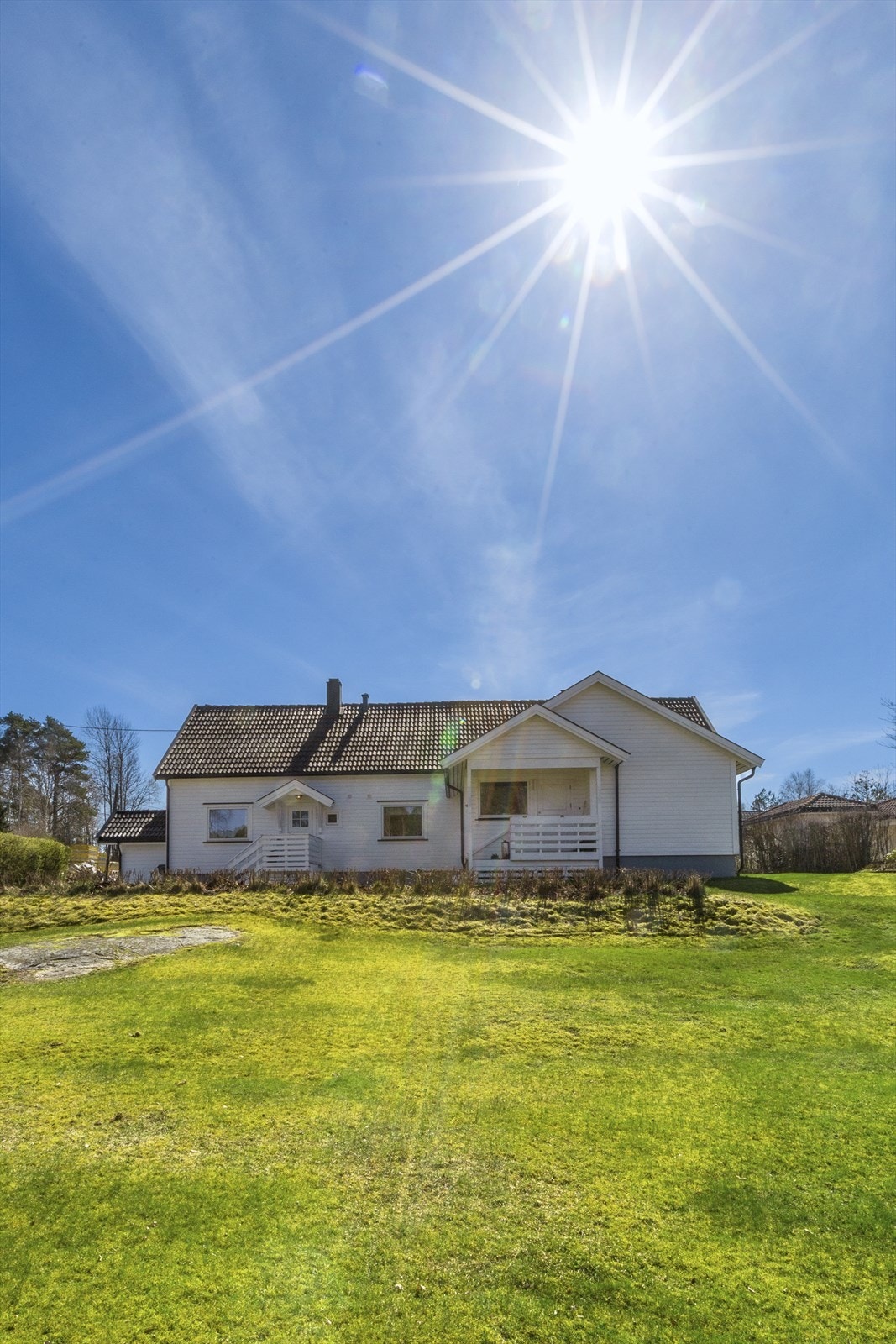 Eiendommen har en stor og flat hage med gode solforhold. Galleribilde