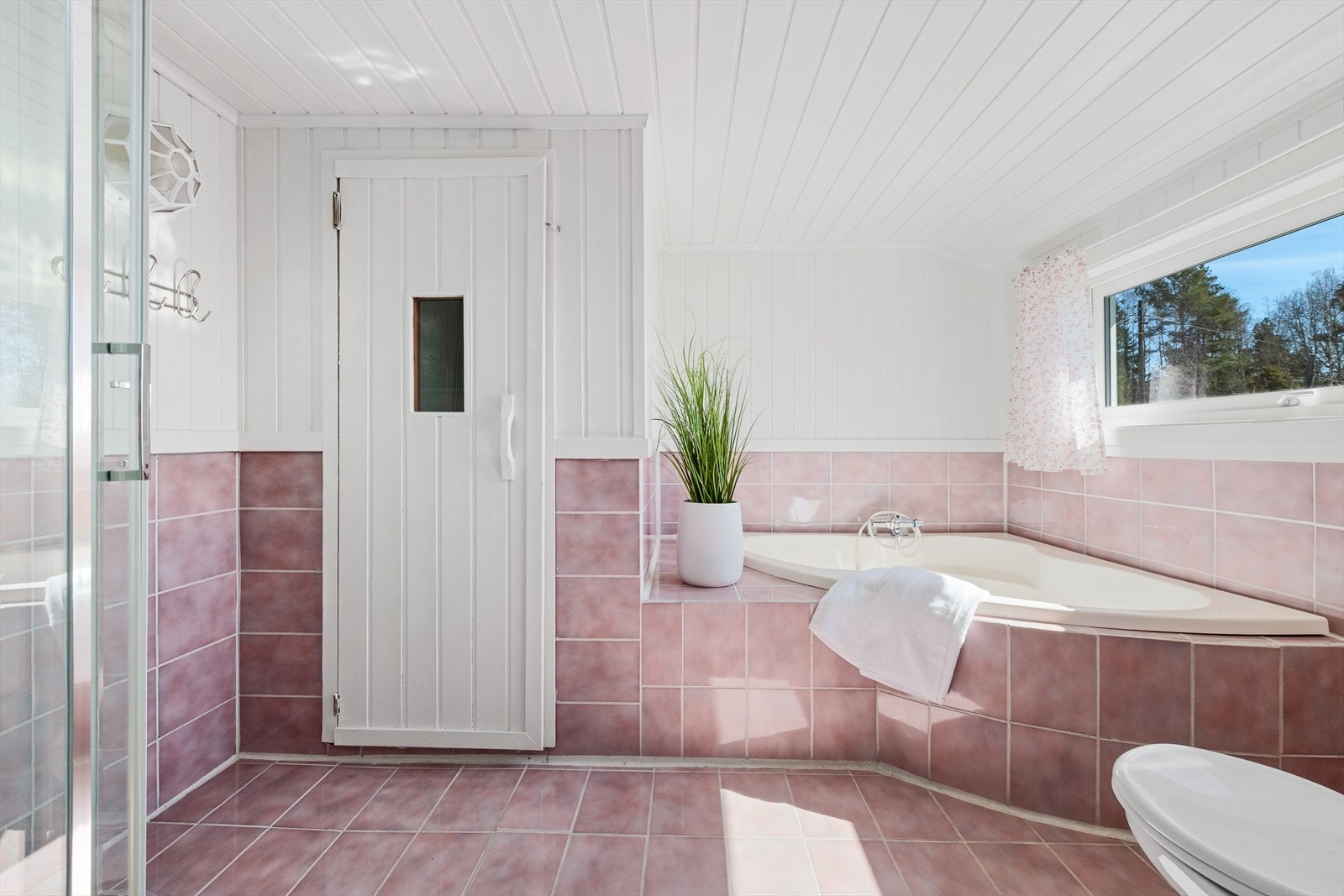 Badet i andre etasje har elektrisk gulvvarme, badekar og et separat badsturom. Galleribilde