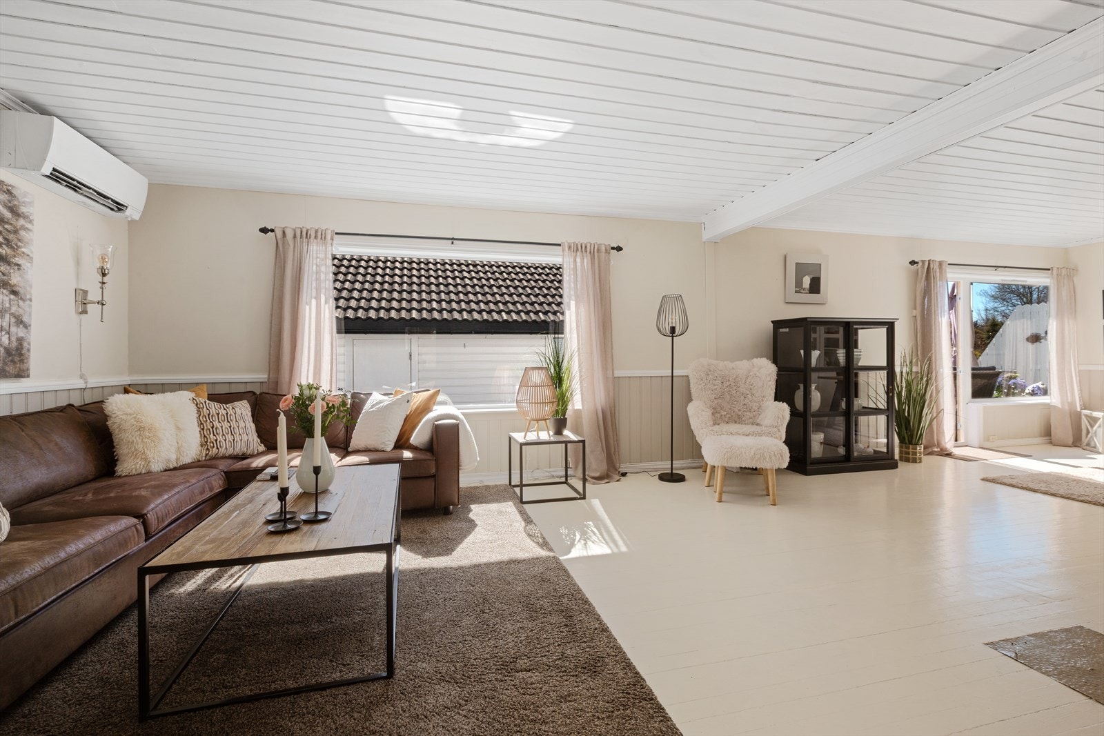 Stuen er romslig med en takhøyde på ca. 2,40 meter, og har god plass til flere sittegrupper. Galleribilde