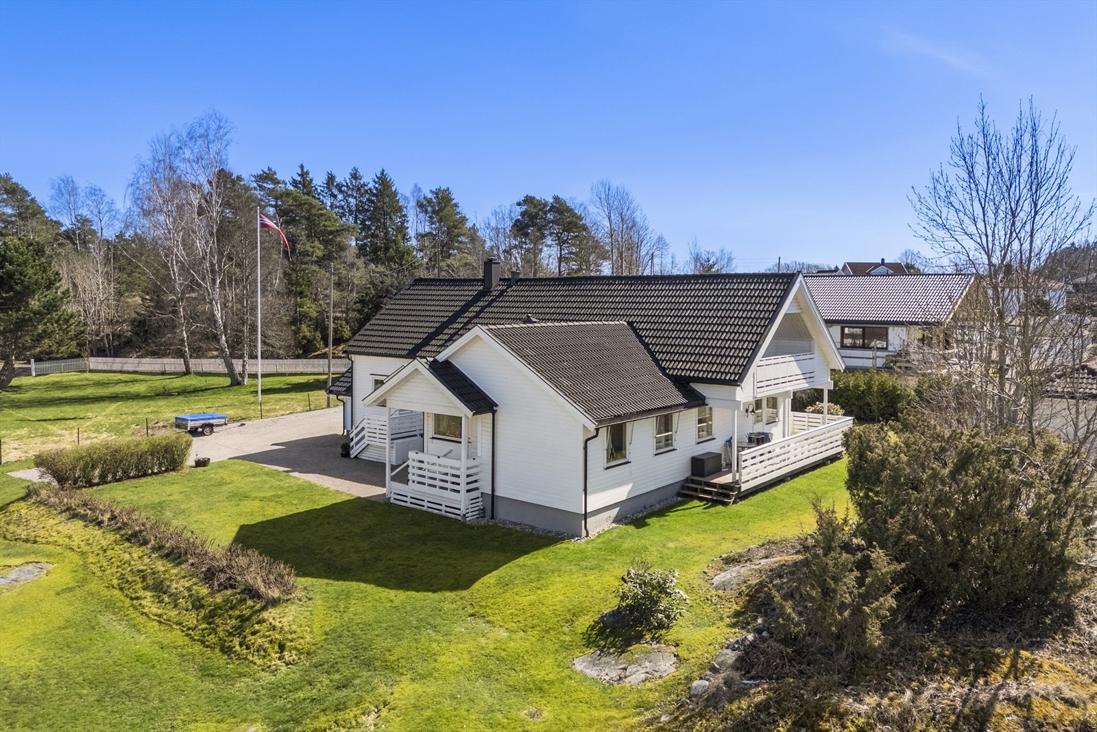 Boligen er oppgradert de siste årene, med takfornying i 2023 og ny kledning med vindsperre på to av veggene i 2022. Galleribilde