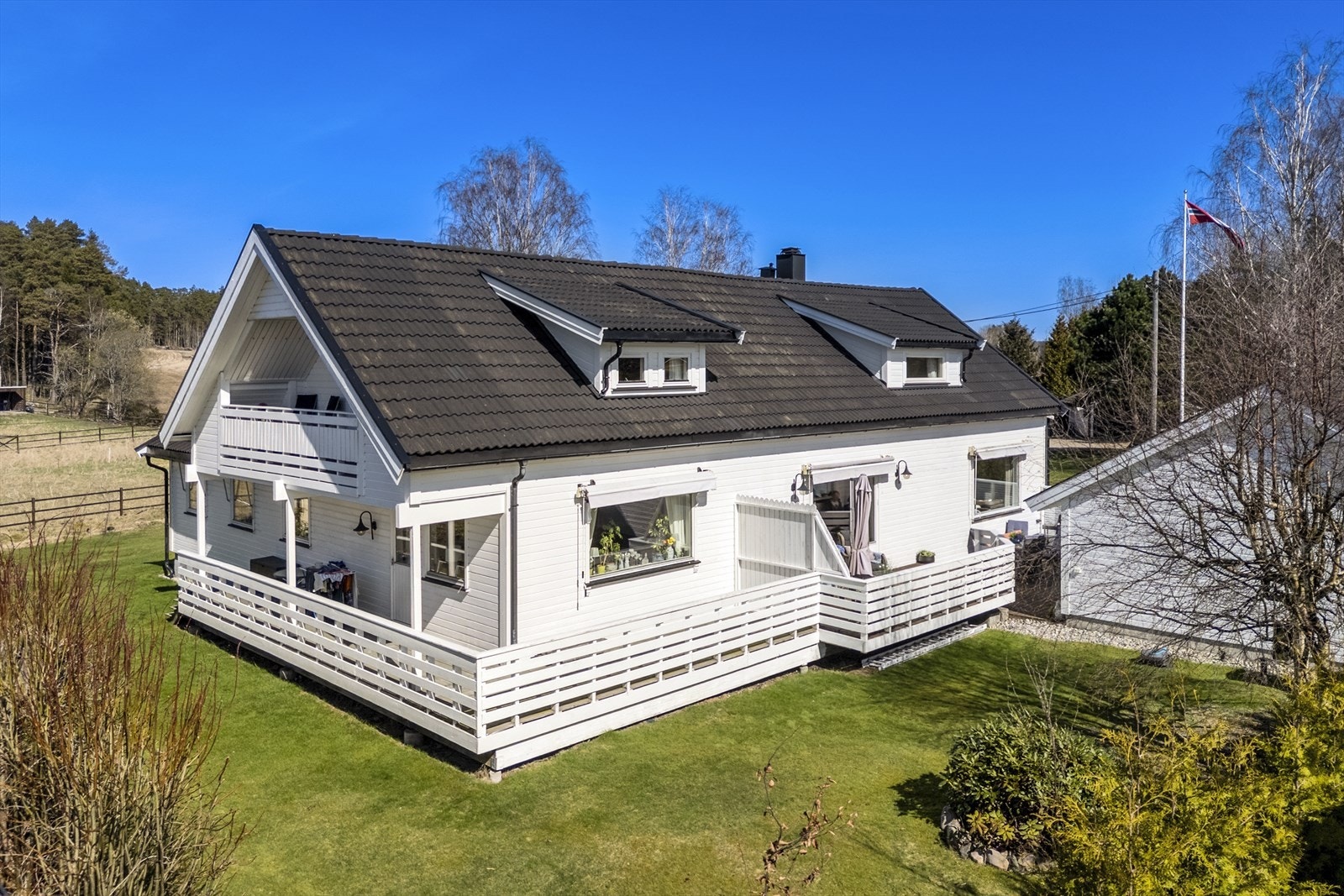 Oversiktsbilde som viser boligens plassering og de store uteområdene. Galleribilde