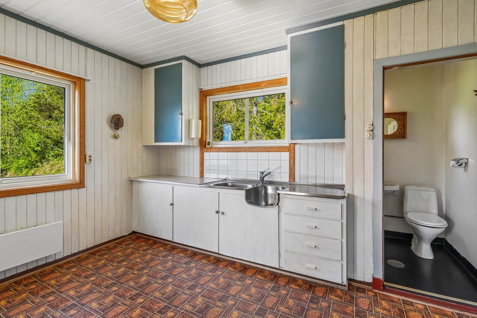Også her er det plass til spisegruppe ved vinduet. Galleribilde