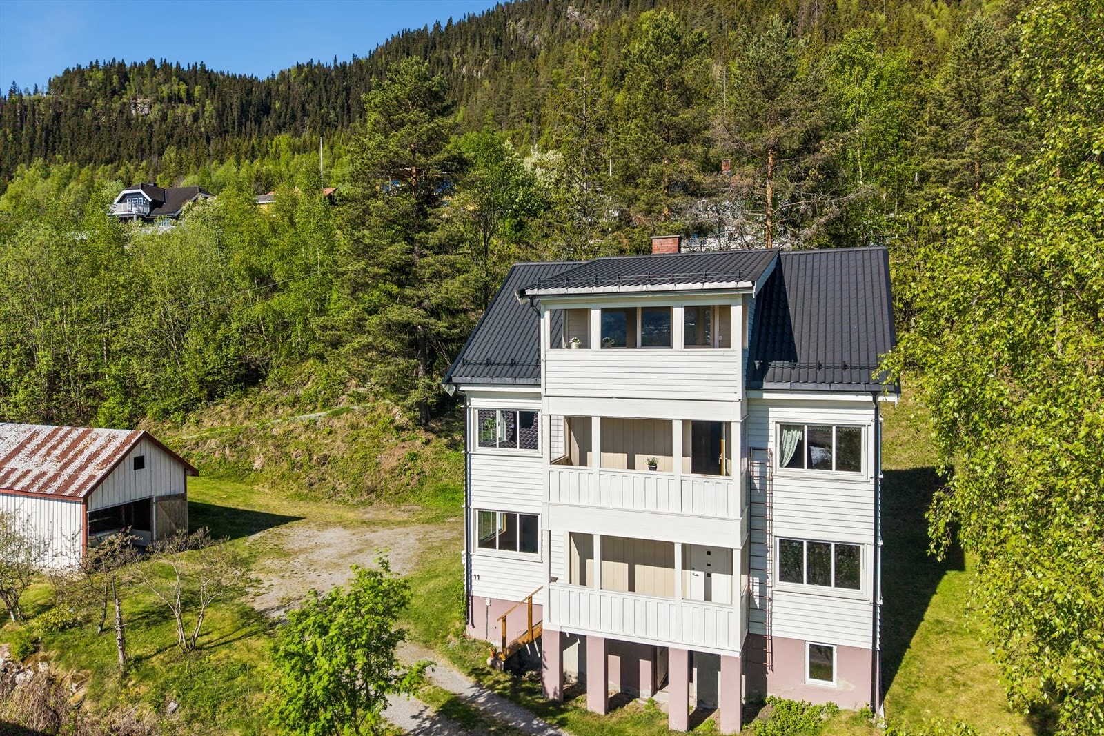 Dette er en eiendom med kombinasjon av sentral beliggenhet, flott utsikt og betydelig utviklingspotensial. Galleribilde