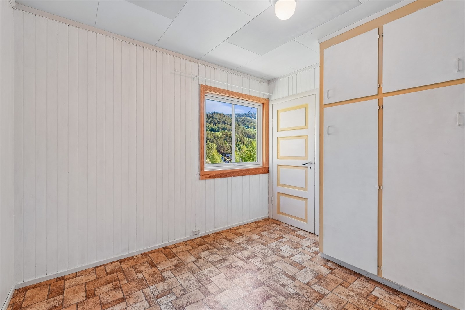 Soverommet er romslig og har god plass til ønsket møblering samt garderobeløsninger. Galleribilde