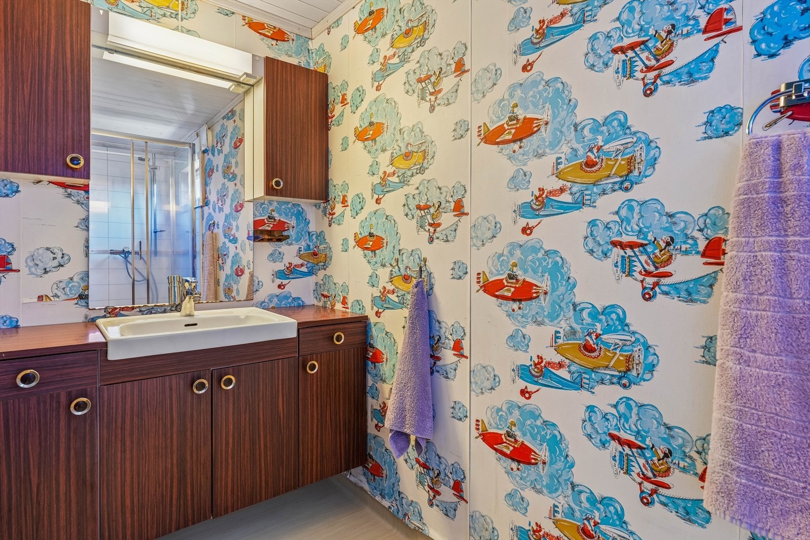 Badet er av eldre dato, men enkelte moderniseringer er utført gjennom årene. Badet har gulvbelegg og platekledde vegger, og er utstyrt med eldre baderomsinnredning. Galleribilde
