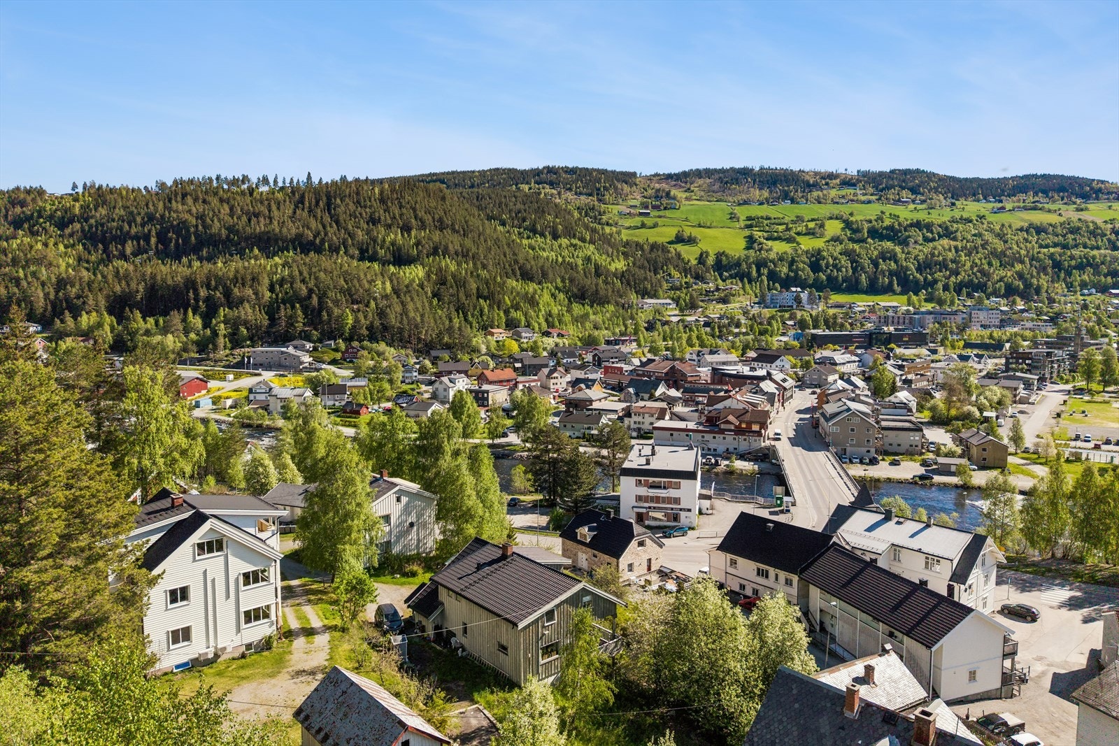 Dette er en sentralt beliggende eiendom med flott utsikt, gode solforhold og kort gangavstand til det meste. Galleribilde