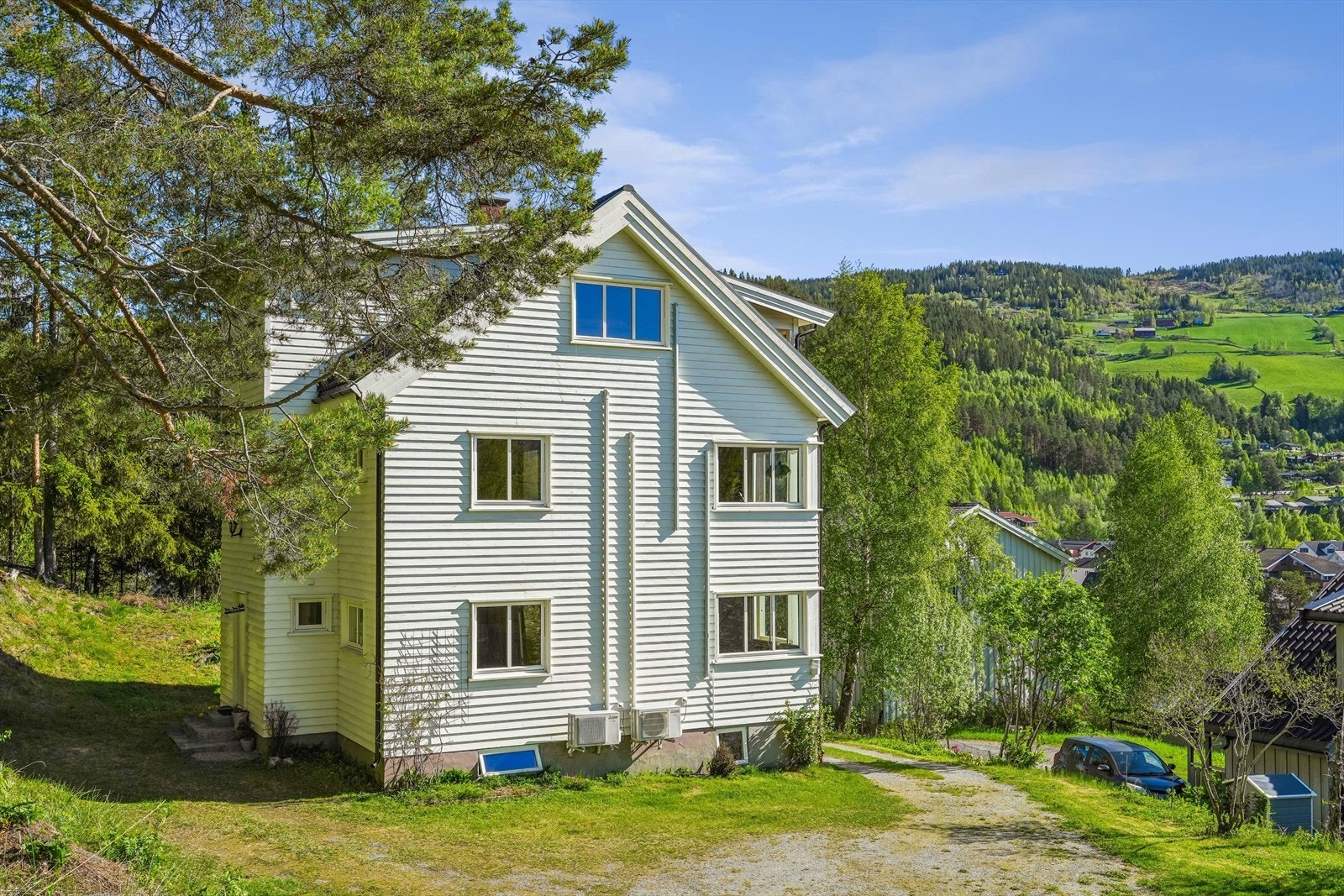 Boligen er opprinnelig oppført i 1938 og går over tre etasjer samt kjeller. Galleribilde