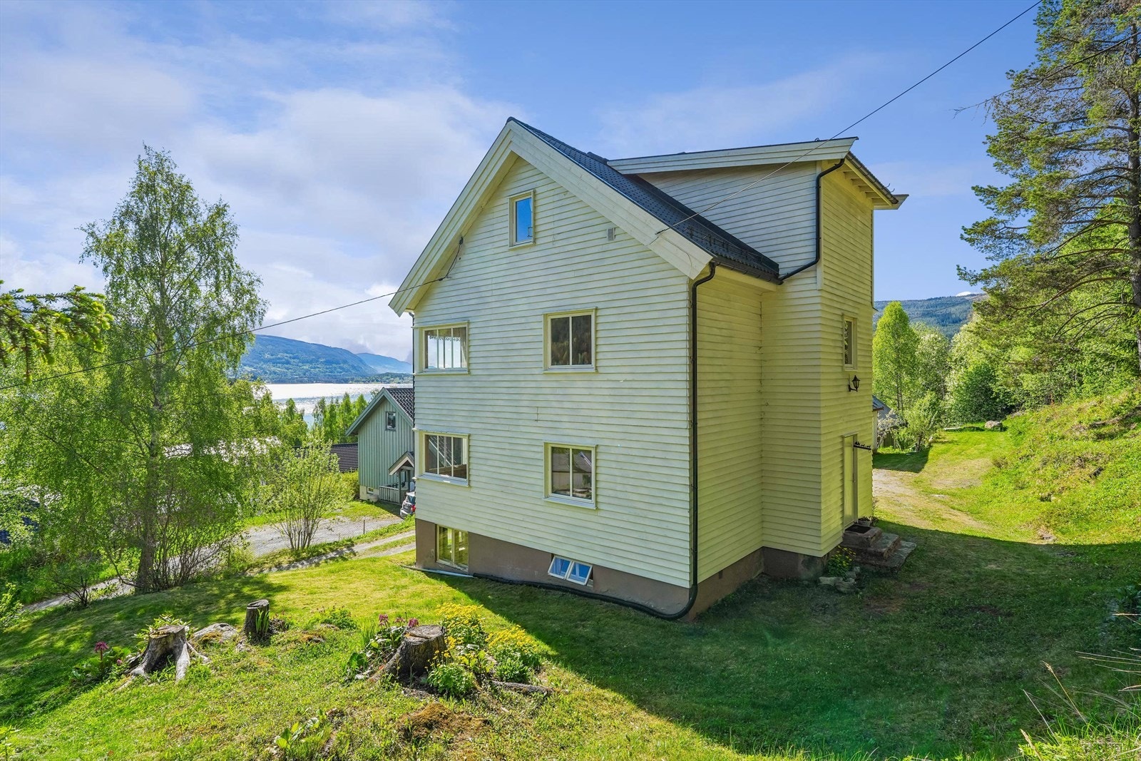 Området byr også på gode turmuligheter sommer som vinter, samt nærhet til badeplasser og rekreasjonsområder. Galleribilde