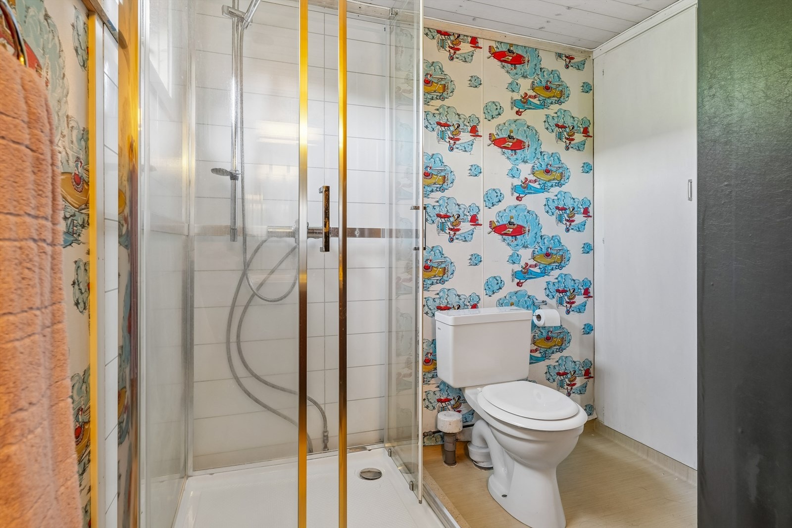 Badet har nyere dusjkabinett og gulvmontert toalett. Oppvarming skjer via elektrisk varmeovn. Galleribilde