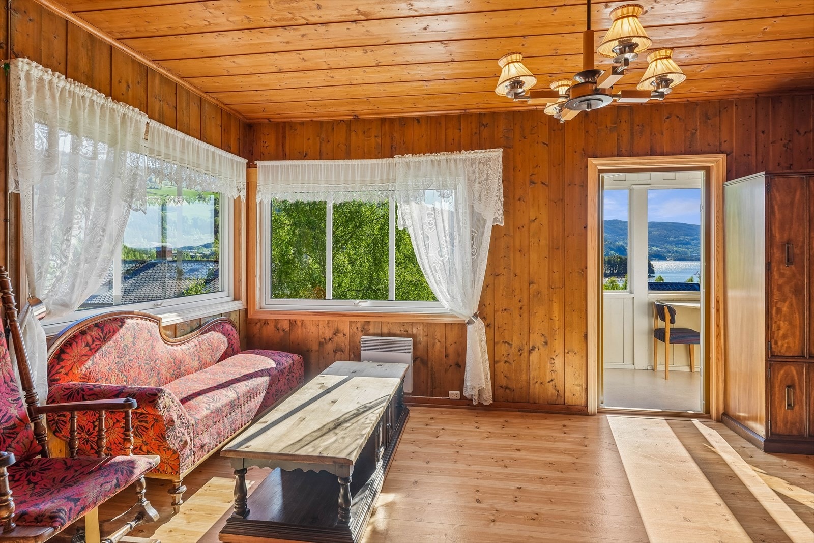 Boligens andre etasje, som har en tilsvarende planløsning med stue, spisestue, kjøkken, toalettrom og soverom. Galleribilde