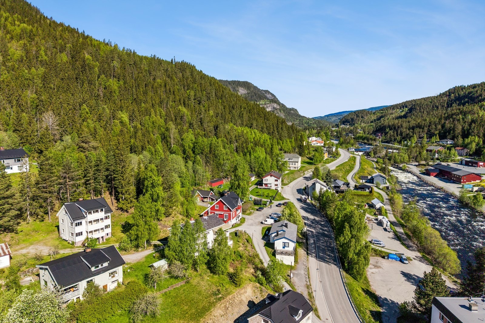 Her bor du i et etablert og attraktivt boligområde med nærhet til Fagernes sentrum, hvor du finner et bredt utvalg av butikker, skoler, barnehager, servicetilbud og offentlig kommunikasjon. Galleribilde
